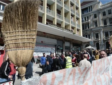 Συμβασιούχοι των δήμων ζητούν να γίνουν αορίστου χρόνου έξω από το υπ. Εσωτερικών
